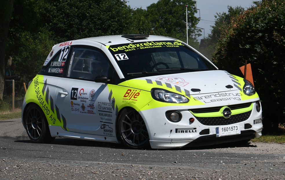 ”A-damen“ blev presset til det yderste i svingene, for “Rasser” og co-driver Mikkel var ikke sindet til at opgive deres tredjeplads i RC4-klassen.
(Foto: William Dam)
